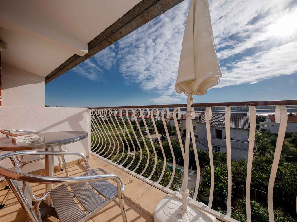 Ferienwohnung mit Pool und Meerblick
