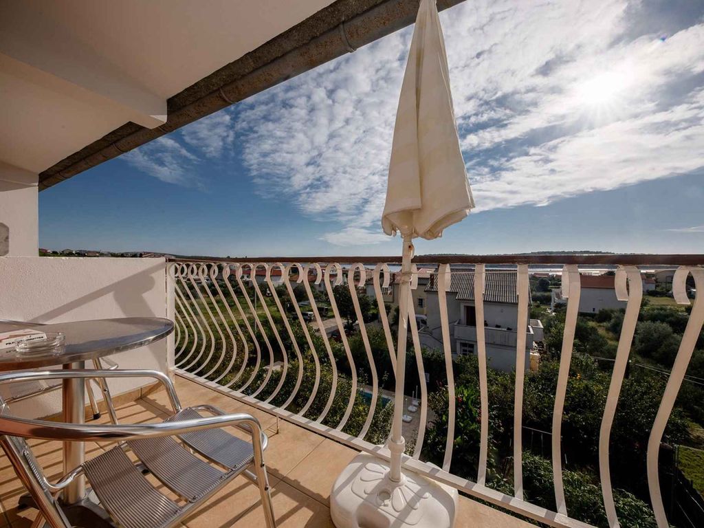 Ferienwohnung mit Pool und Meerblick