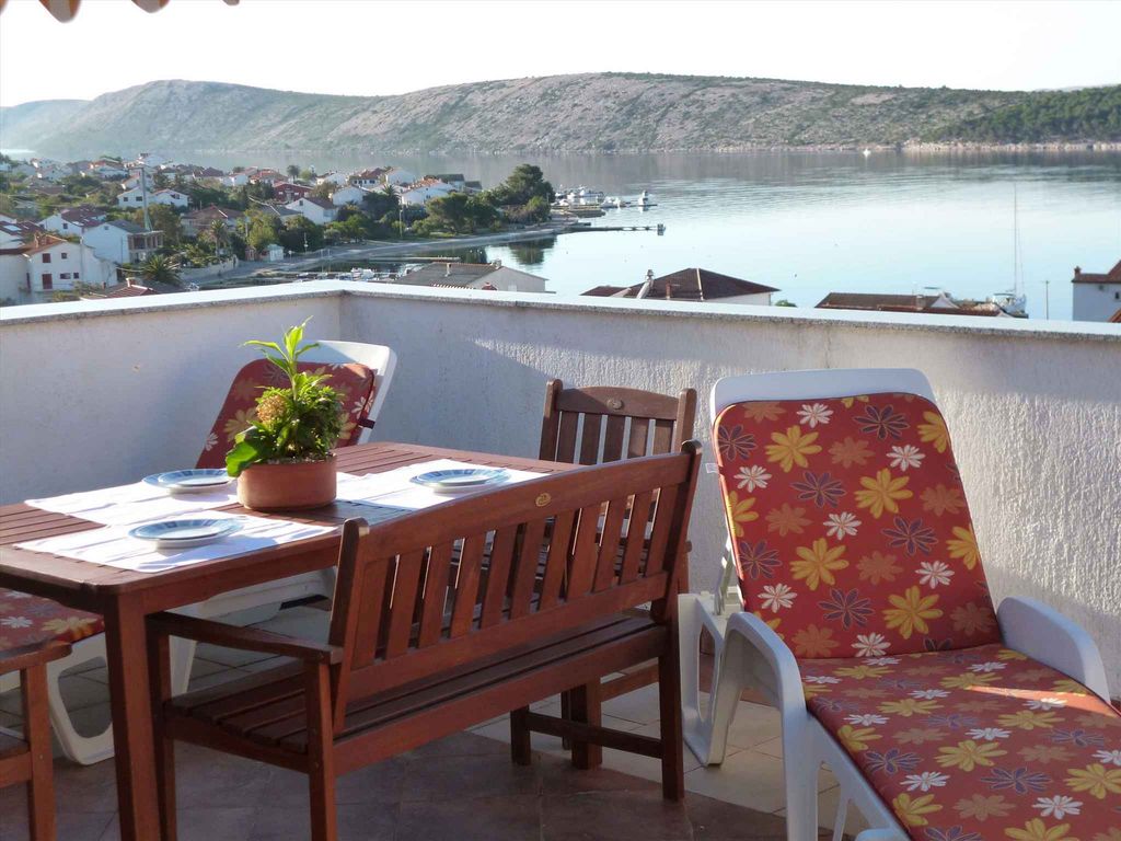 Ferienwohnung mit großer Terrasse und Meerblick