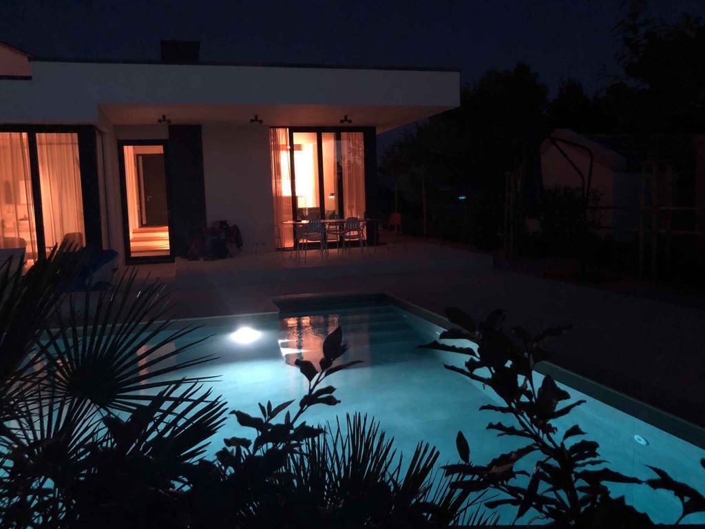 Ferienhaus mit Terrasse und Pool
