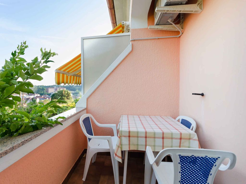 Hütte mit Balkon und Klimaanlage