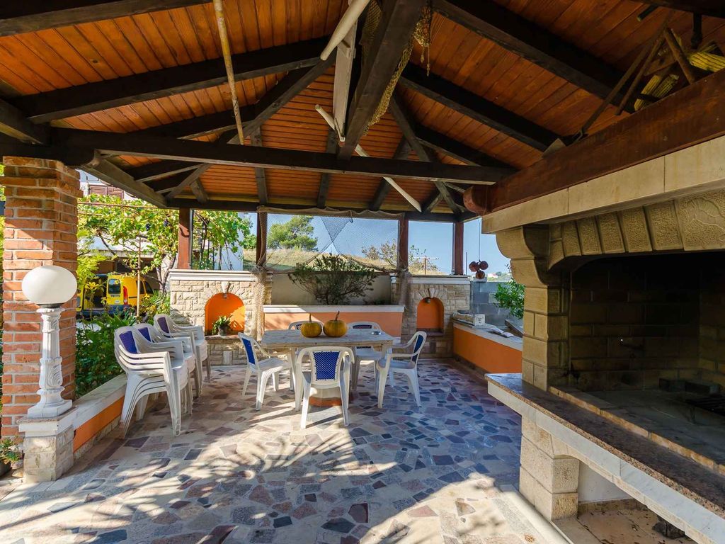 Hütte mit Balkon und Klimaanlage