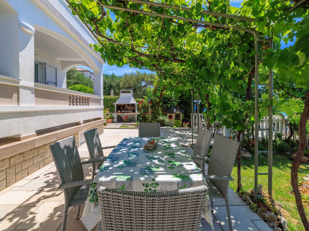 Ferienwohnung mit Klimaanlage, Balkon und Meerblick in Banjol