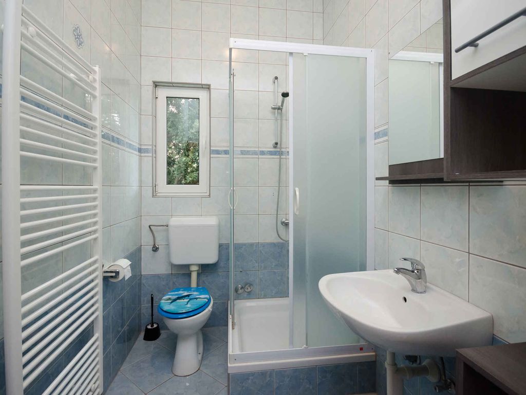 Ferienwohnung mit Klimaanlage und Terrasse direkt am Meer in Lopar