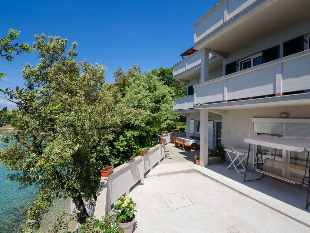 Ferienwohnung mit Klimaanlage und Terrasse direkt am Meer in Lopar