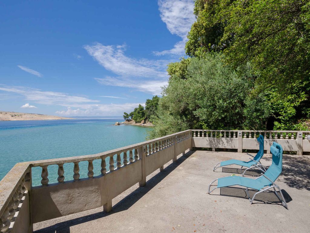 Ferienwohnung mit Klimaanlage und Terrasse direkt am Meer in Lopar