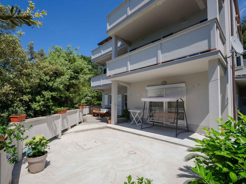 Ferienwohnung mit Klimaanlage und Terrasse direkt am Meer in Lopar