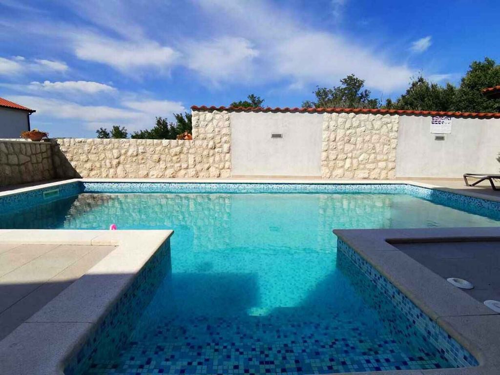 Ferienwohnung familienfreundlich mit Klimaanlage, Grillmöglichkeit, Pool und Parkplatz