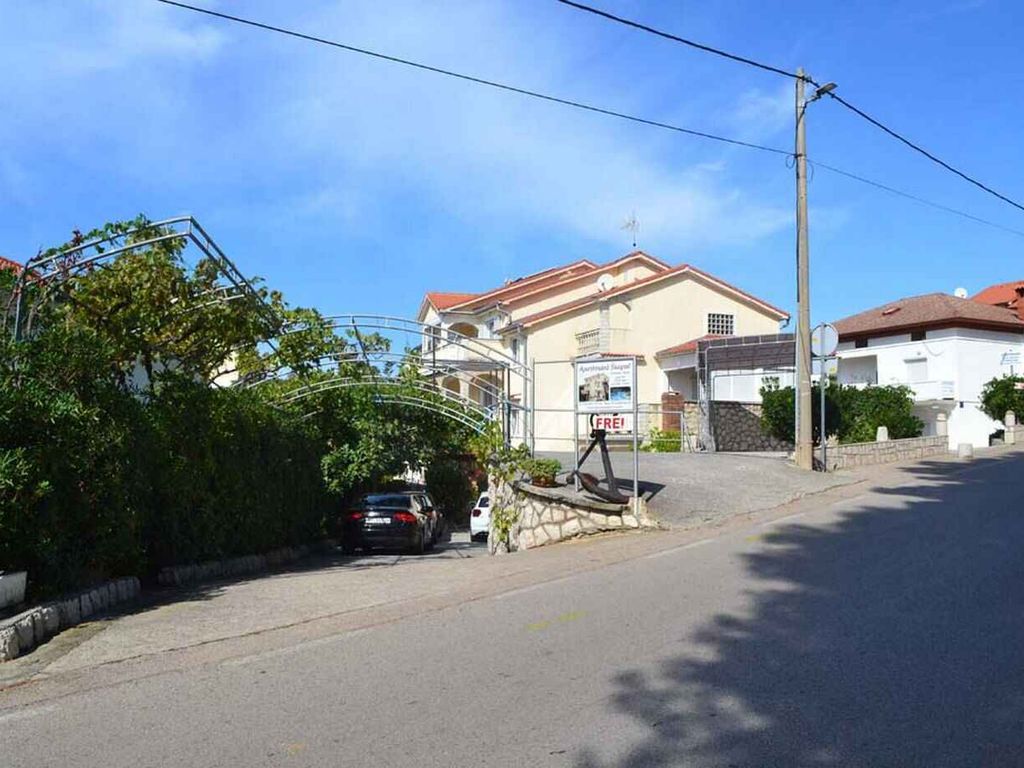Ferienwohnung familienfreundlich mit Klimaanlage, Grillmöglichkeit, Pool und Parkplatz