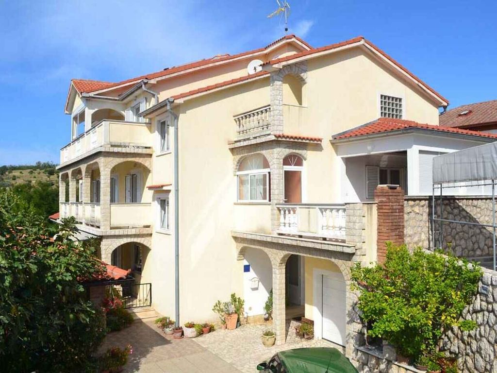 Ferienwohnung familienfreundlich mit Klimaanlage, Grillmöglichkeit, Pool und Parkplatz