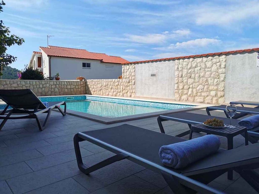 Ferienwohnung familienfreundlich mit Klimaanlage, Grillmöglichkeit, Pool und Parkplatz