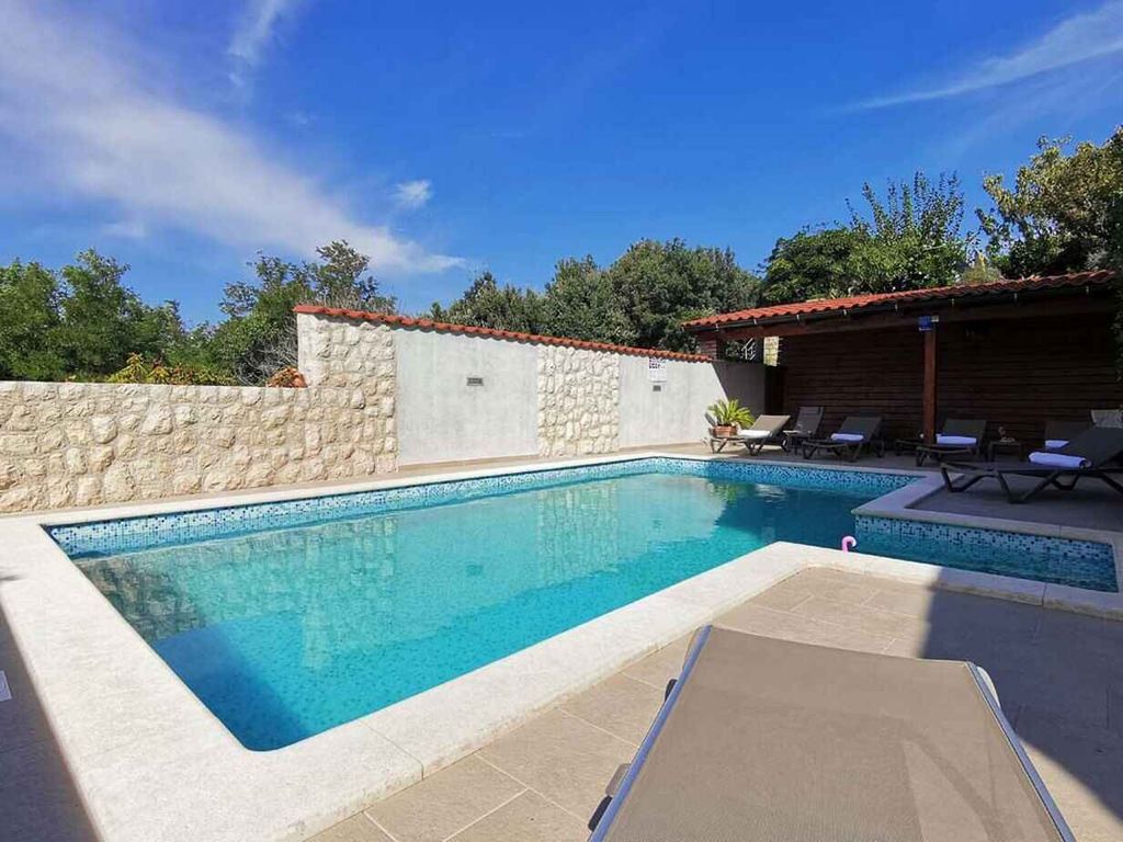 Ferienwohnung familienfreundlich mit Klimaanlage, Grillmöglichkeit, Pool und Parkplatz