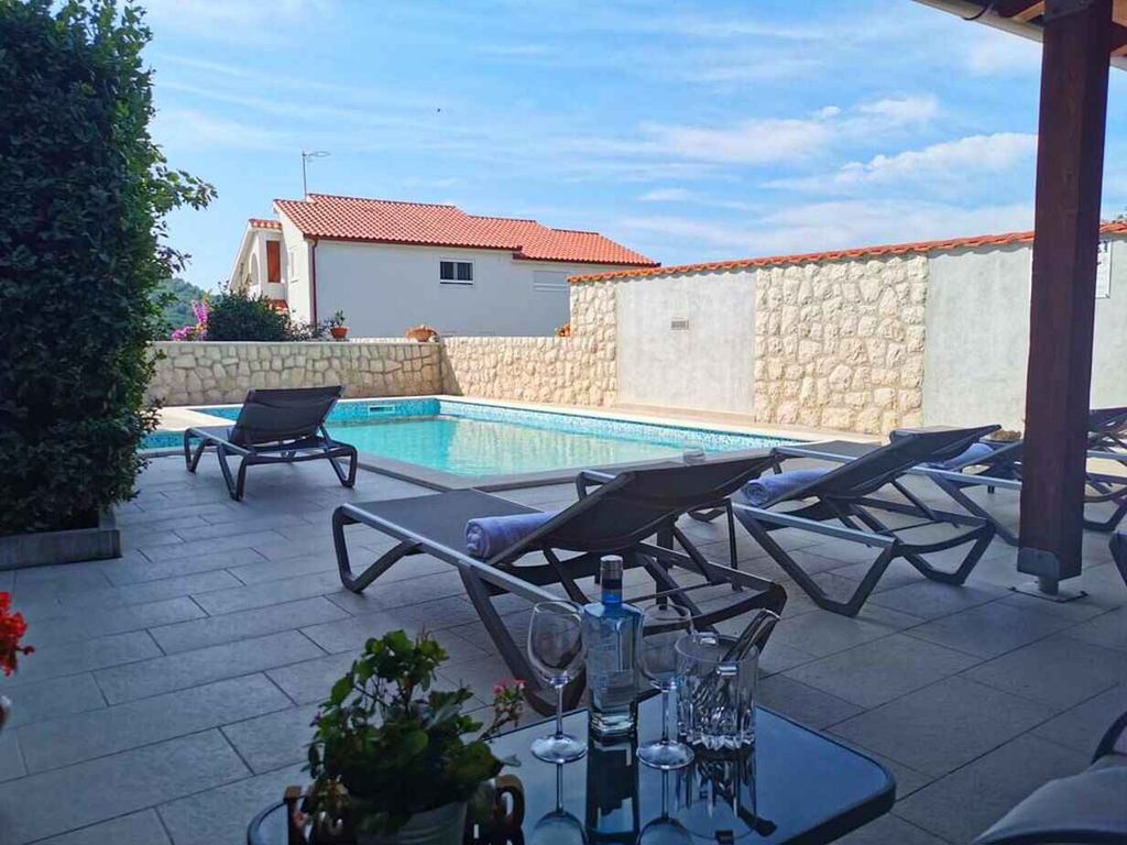 Ferienwohnung familienfreundlich mit Klimaanlage, Grillmöglichkeit, Pool und Parkplatz