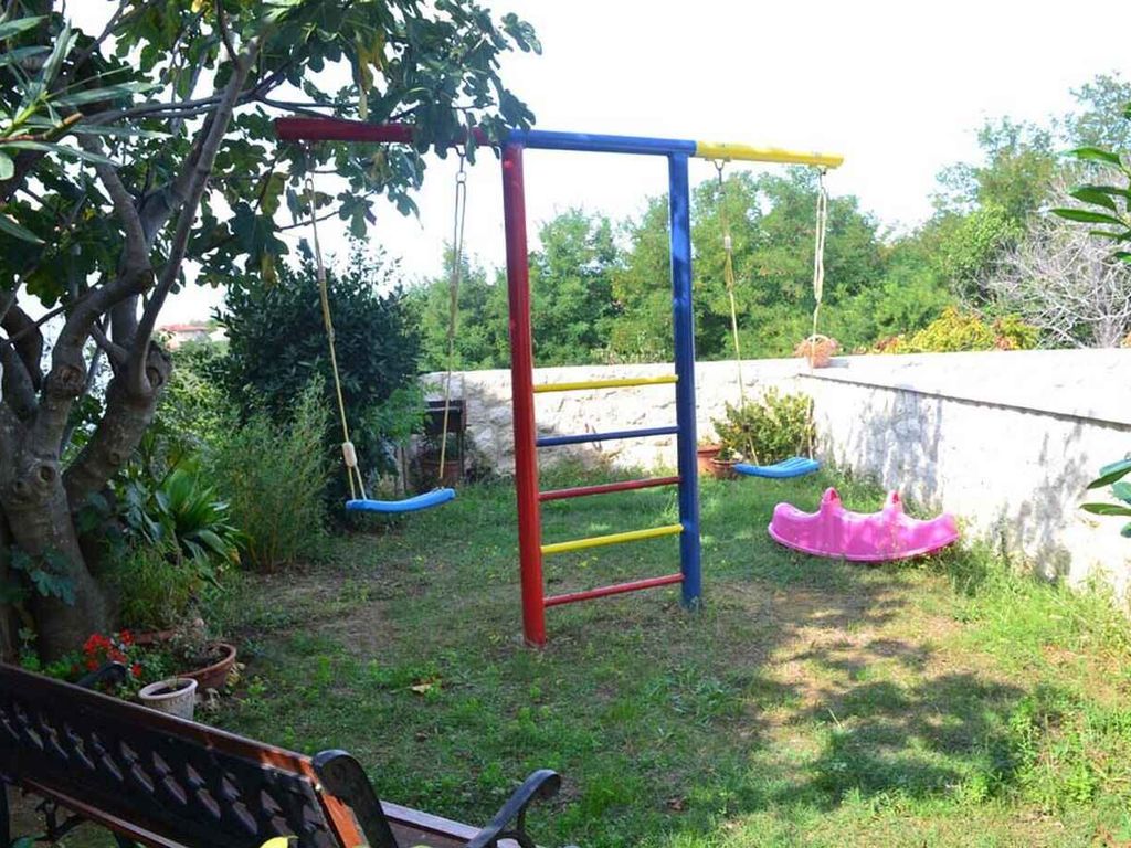 Ferienwohnung familienfreundlich mit Klimaanlage, Grillmöglichkeit, Pool und Parkplatz