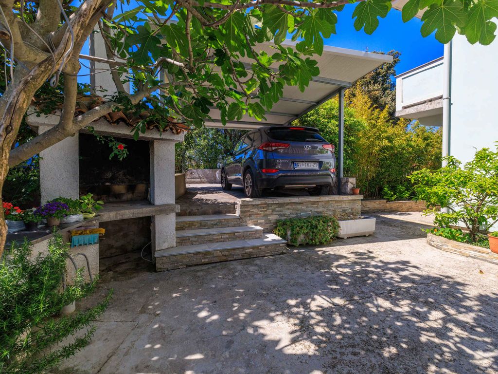Ferienwohnung mit Balkon und Grill