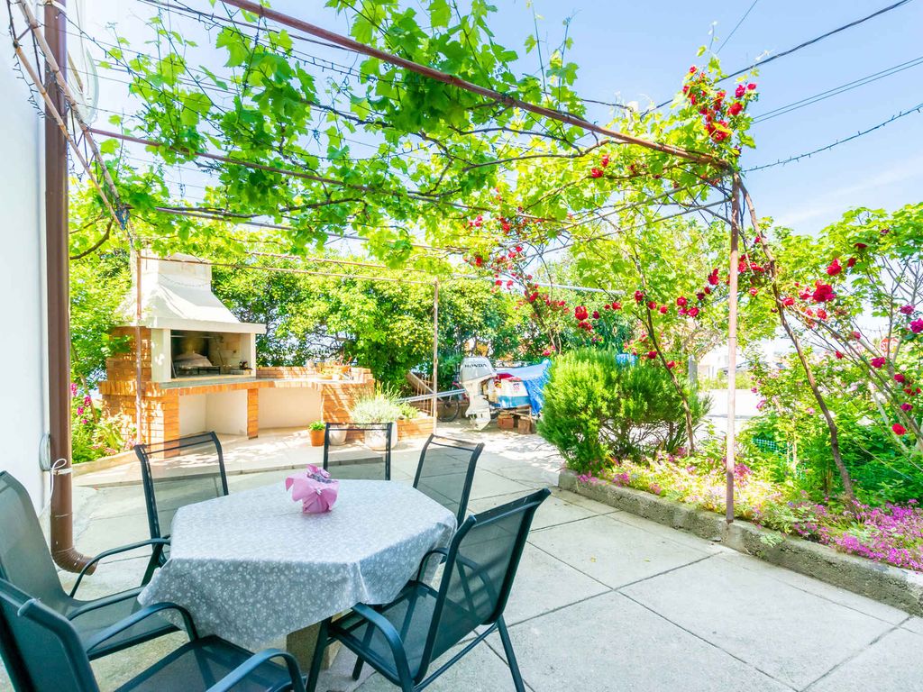 Ferienwohnung mit Terrasse und Grill