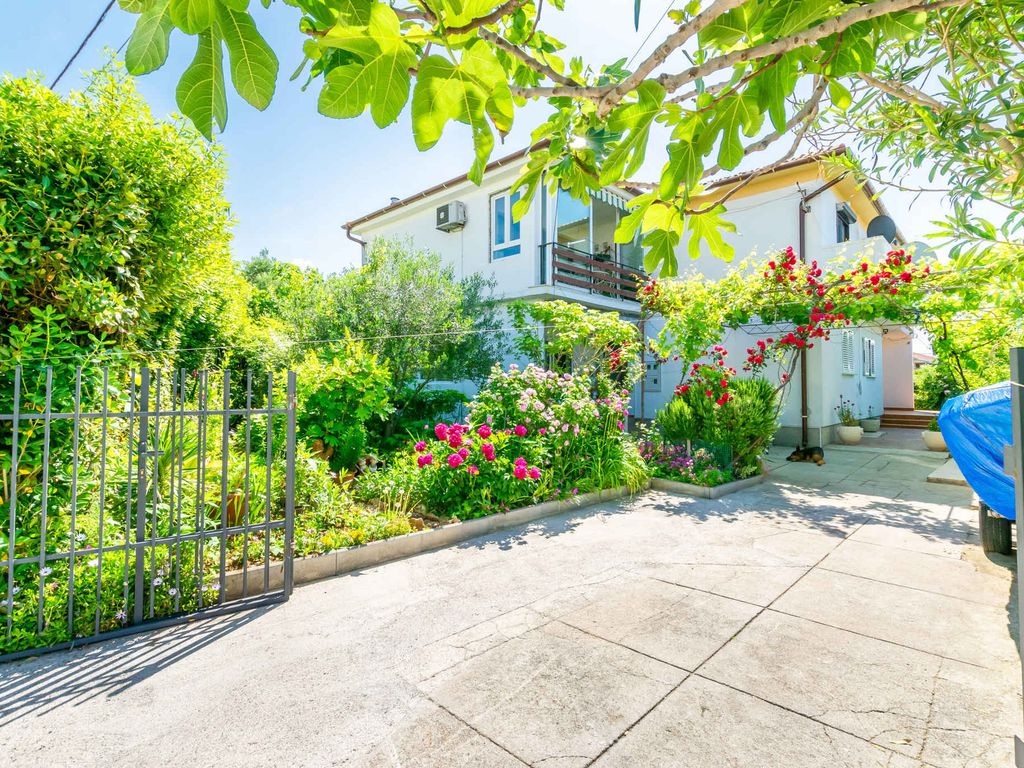 Ferienwohnung mit Terrasse und Grill