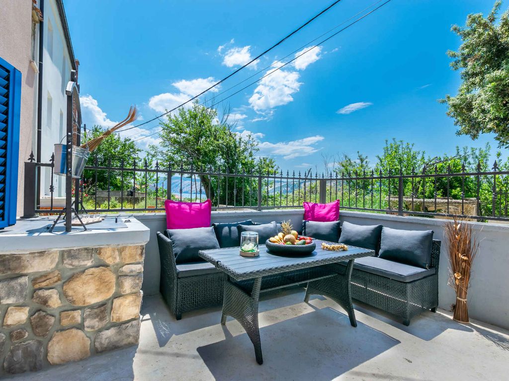 Ferienhaus mit Pool, Terrasse und Grill