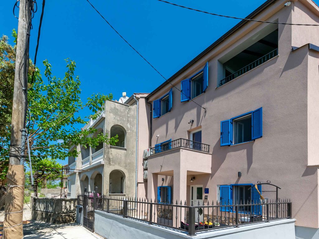Ferienhaus mit Pool, Terrasse und Grill