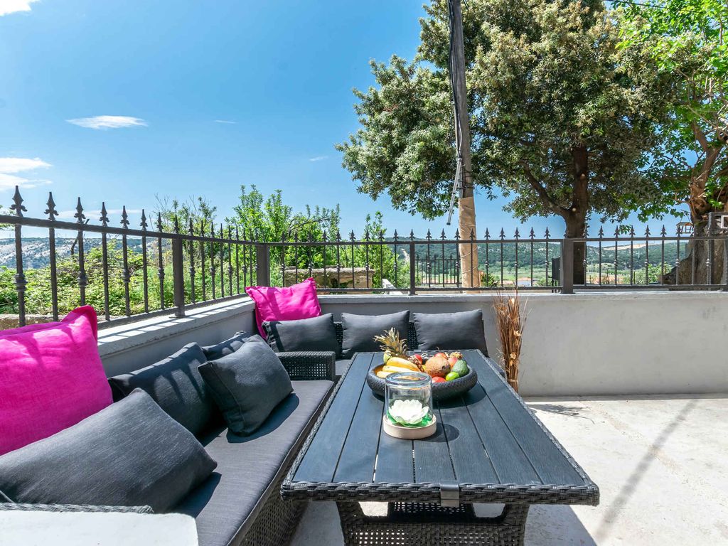 Ferienhaus mit Pool, Terrasse und Grill