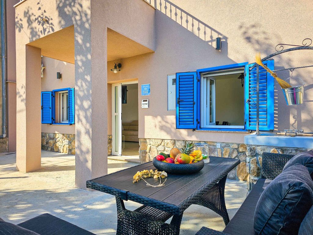 Ferienhaus mit Pool, Terrasse und Grill