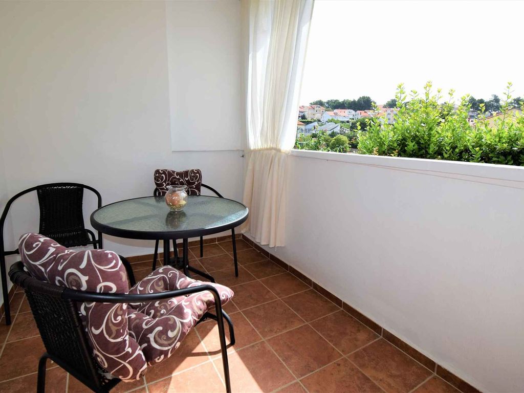 Ferienwohnung für zwei Personen mit Balkon und nur 150 m vom Paradiesstrand entfernt