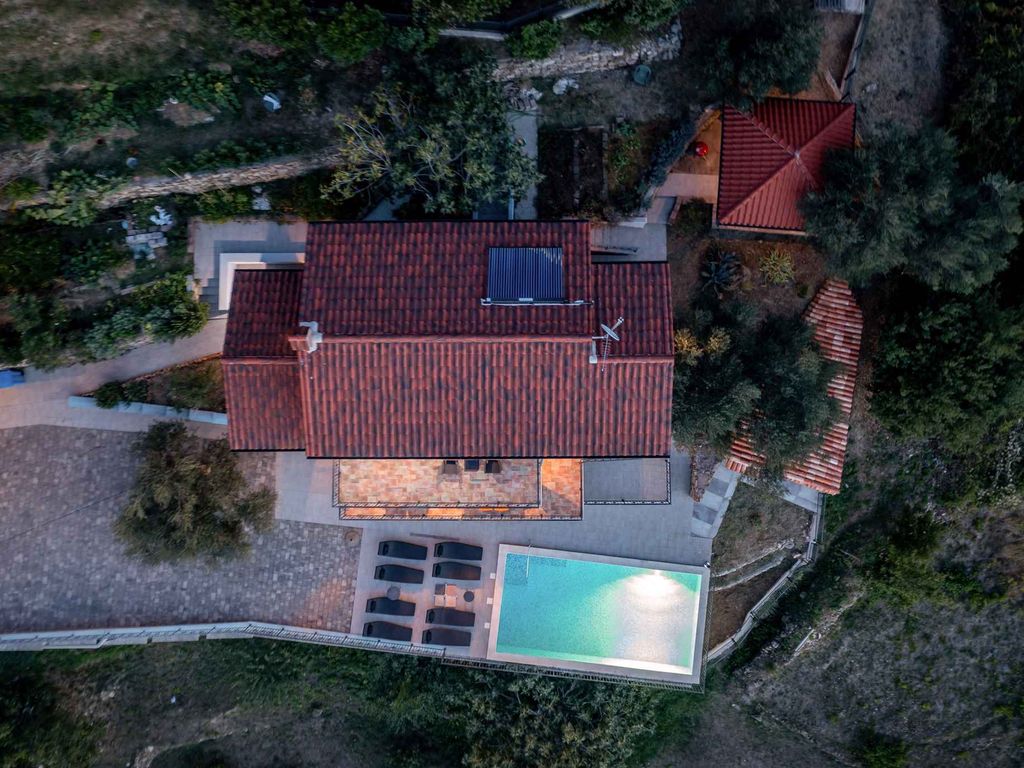 Ferienhaus mit Pool und Klimaanlage