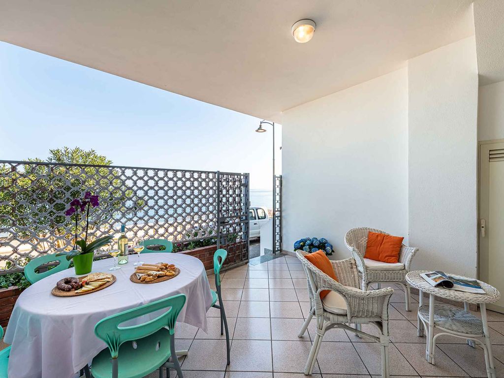 Ferienhaus mit Terrasse direkt am Meer