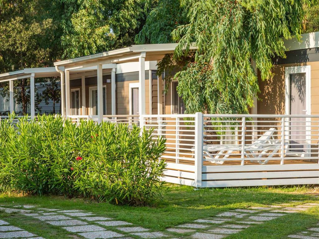 Mobilehome mit Parkplatz