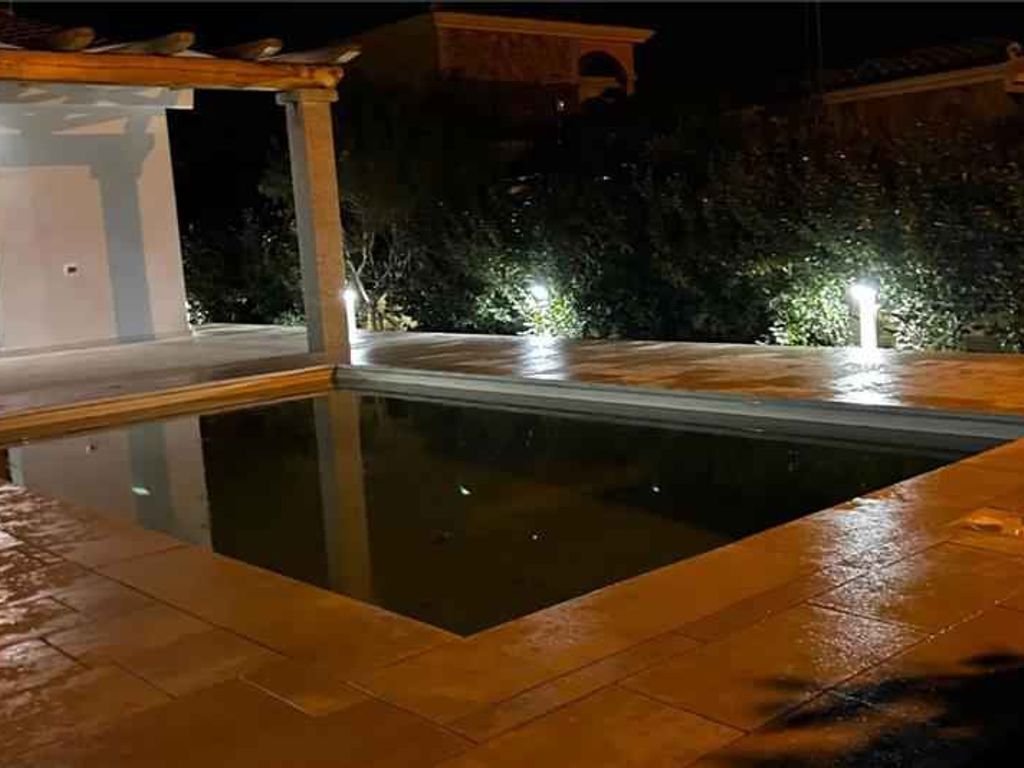 Villa mit Aussenpool und Klimaanlage