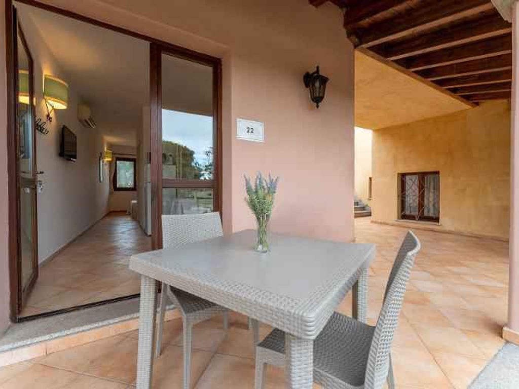 Studio mit Terrasse und Außenpool