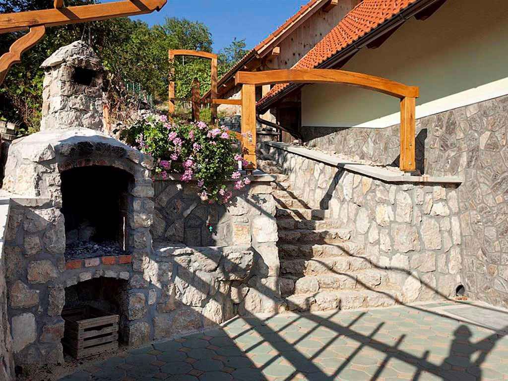 Ferienhaus ist ein charmantes Haus, das in den Weinbergen auf malerischen Hügeln der Region Dolenjska gebaut wurde. In früheren Ze