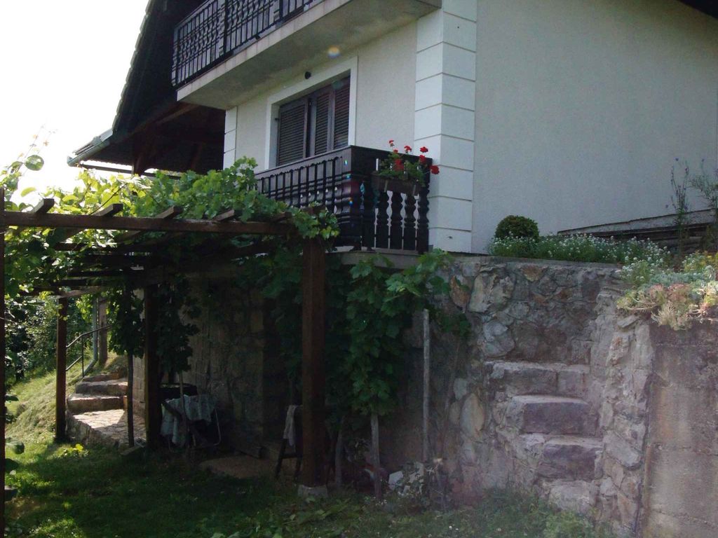 Ferienhaus mit Blakon und Garten