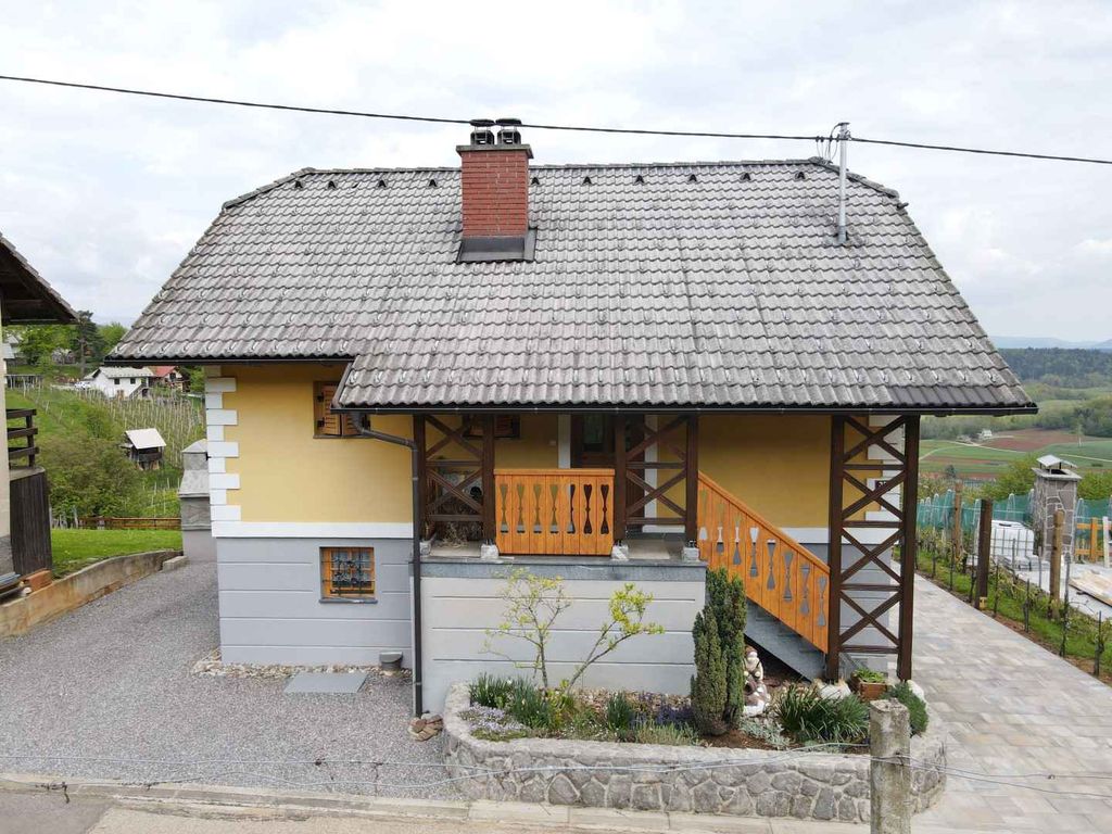 Ferienhaus Ein altes Weinberghäuschen, das komplett renoviert wurde, ist von Weinbergen umgeben und bietet einen herrlichen Blick