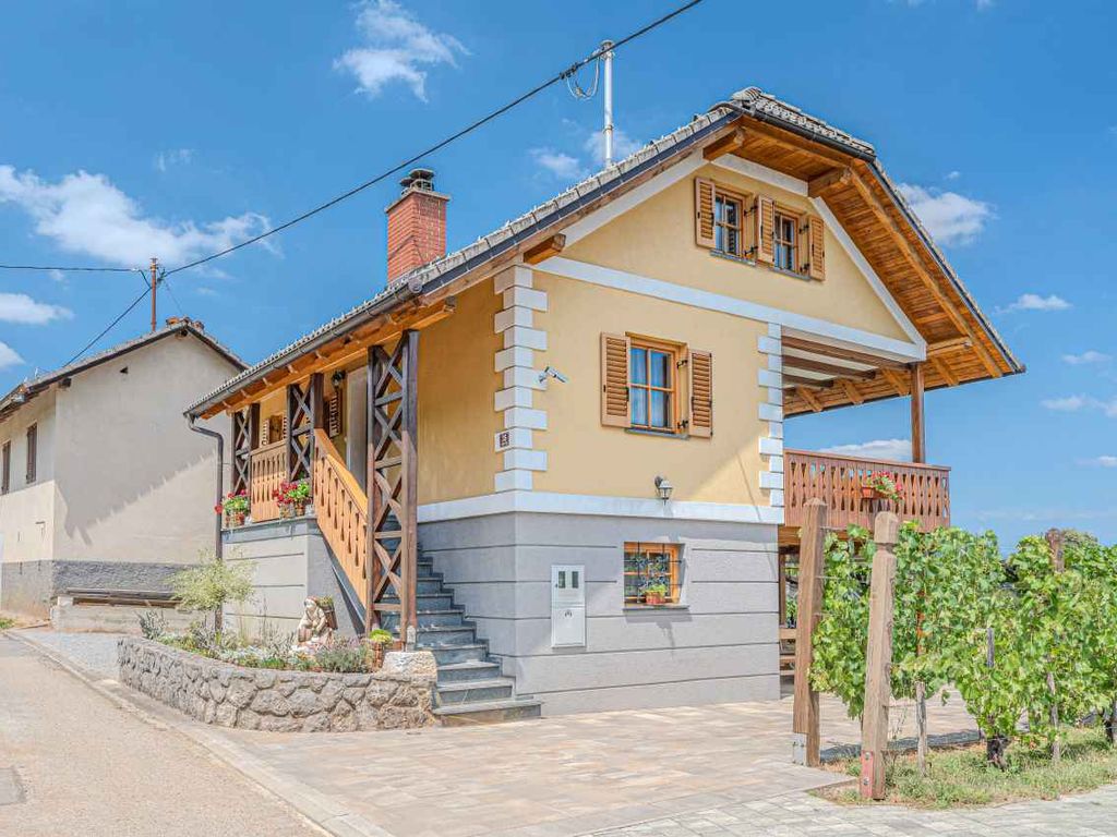 Ferienhaus Ein altes Weinberghäuschen, das komplett renoviert wurde, ist von Weinbergen umgeben und bietet einen herrlichen Blick