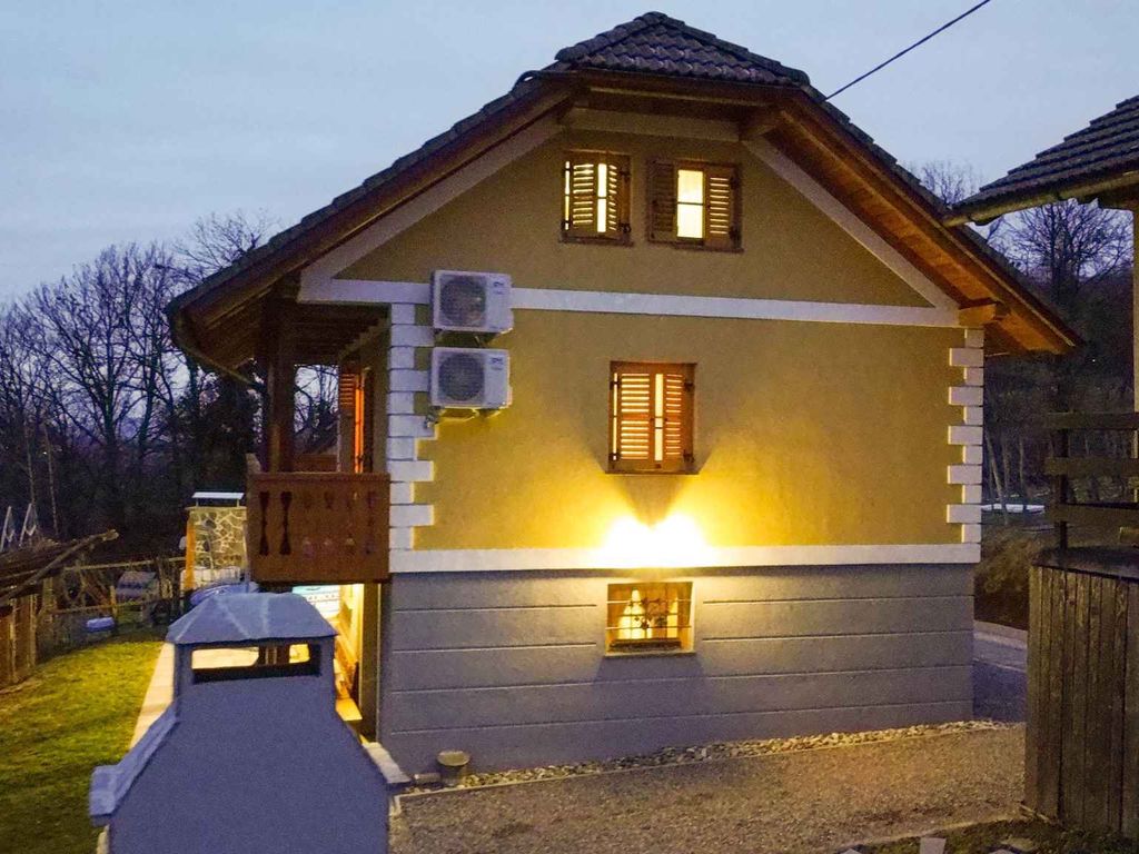 Ferienhaus Ein altes Weinberghäuschen, das komplett renoviert wurde, ist von Weinbergen umgeben und bietet einen herrlichen Blick