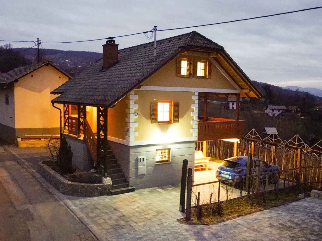 Ferienhaus Ein altes Weinberghäuschen, das komplett renoviert wurde, ist von Weinbergen umgeben und bietet einen herrlichen Blick