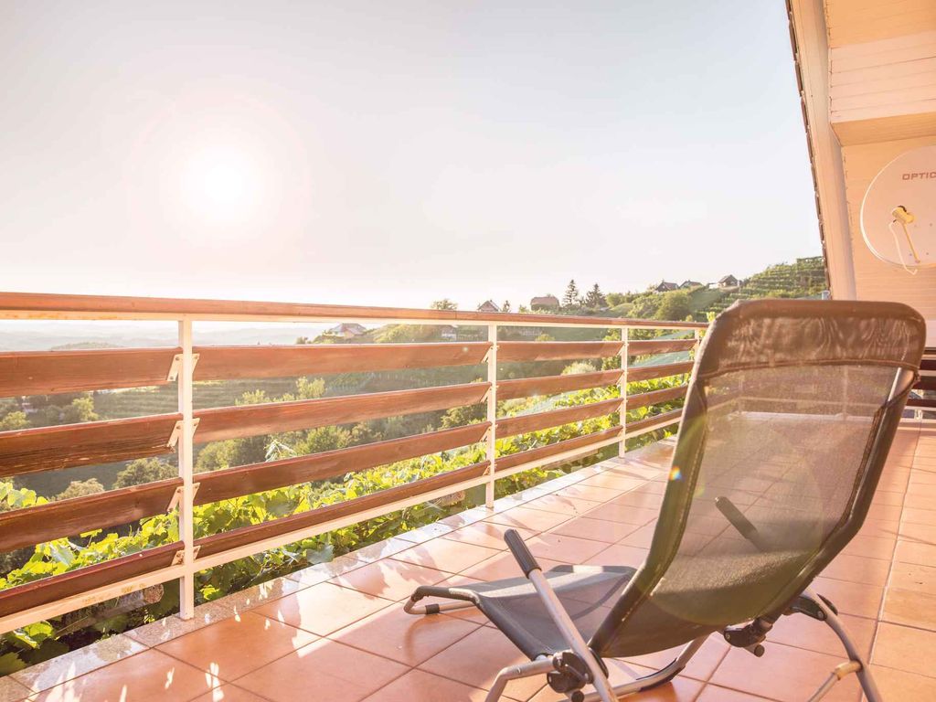 Ferienhaus mit Terasse und Klimaanlage