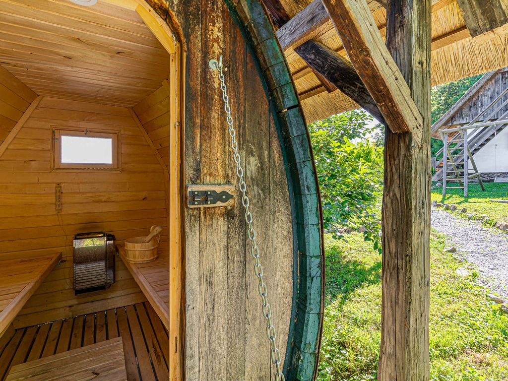 Ferienhaus Sehr traditionell und gut erhalten. Der Wohnbereich verfügt über einen traditionellen Ofen, Kochplatten, Geschirrspüler