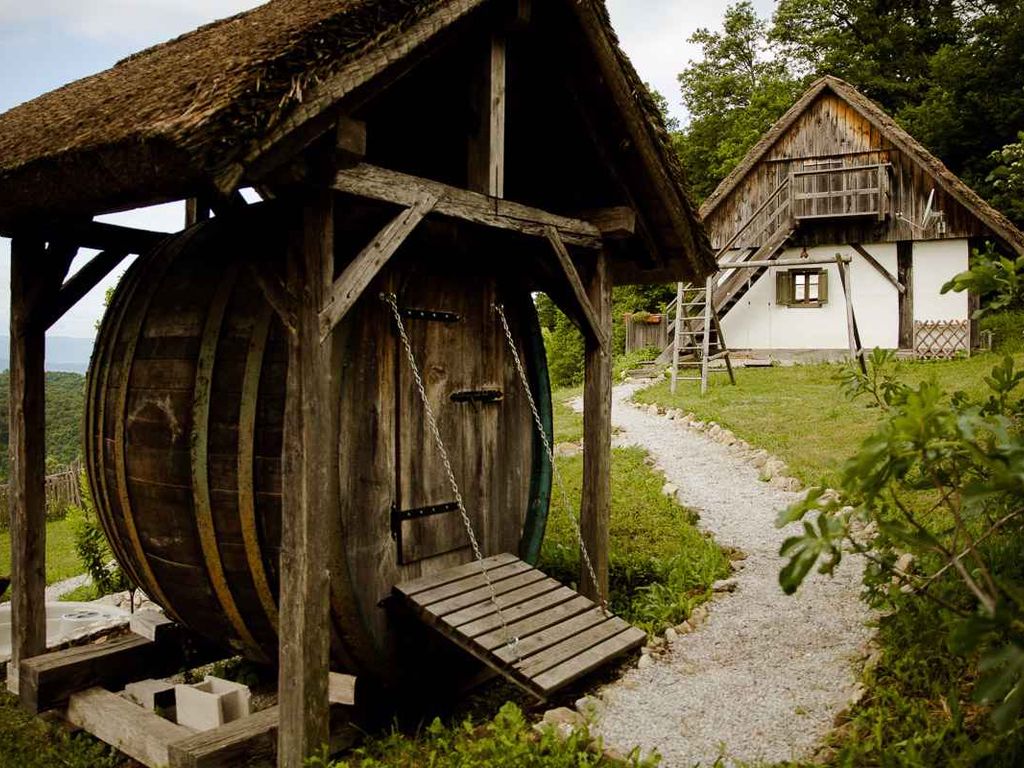 Ferienhaus Sehr traditionell und gut erhalten. Der Wohnbereich verfügt über einen traditionellen Ofen, Kochplatten, Geschirrspüler