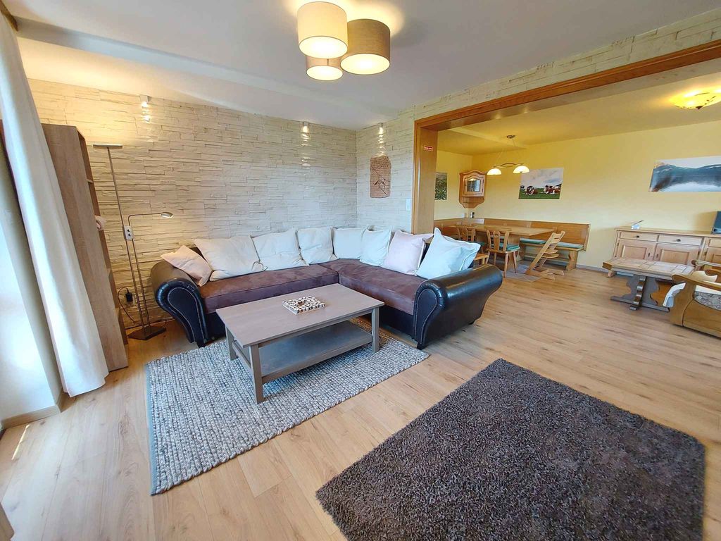 Ferienwohnung mit Blick über den Ort auf die Berge