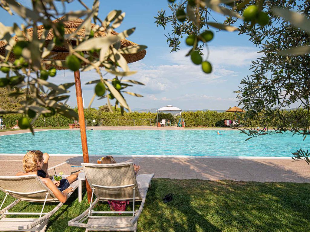 Ferienwohnung in einer Residenz mit Pool und Grünanlage