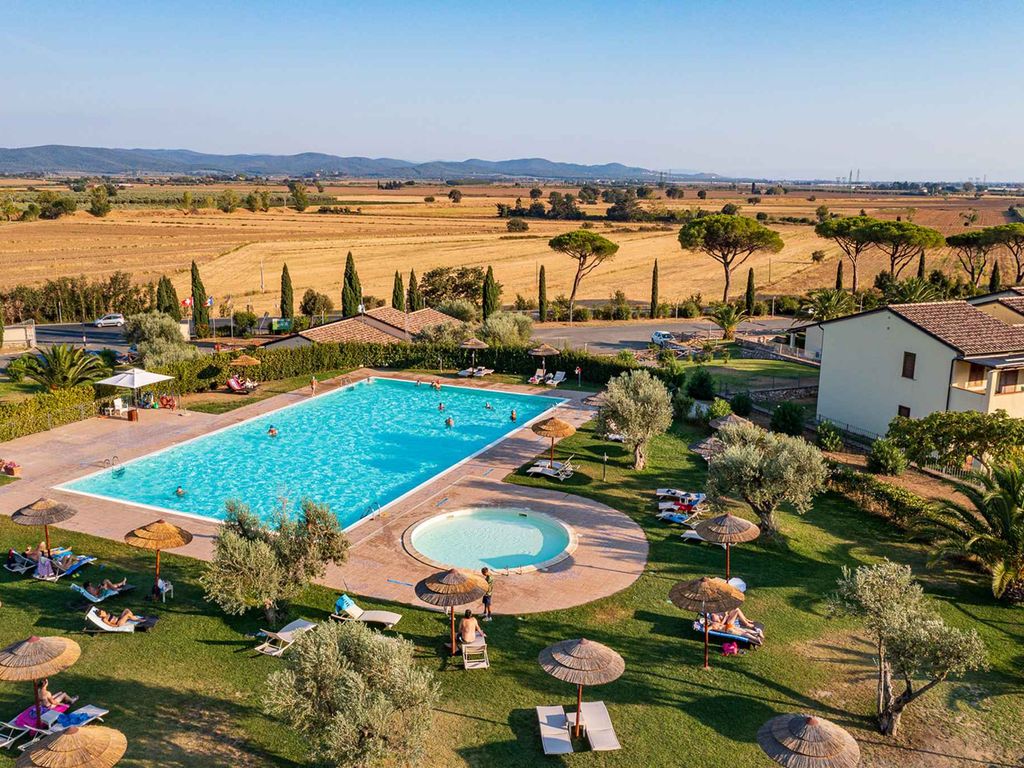 Ferienwohnung in einer Residenz mit Pool und Grünanlage