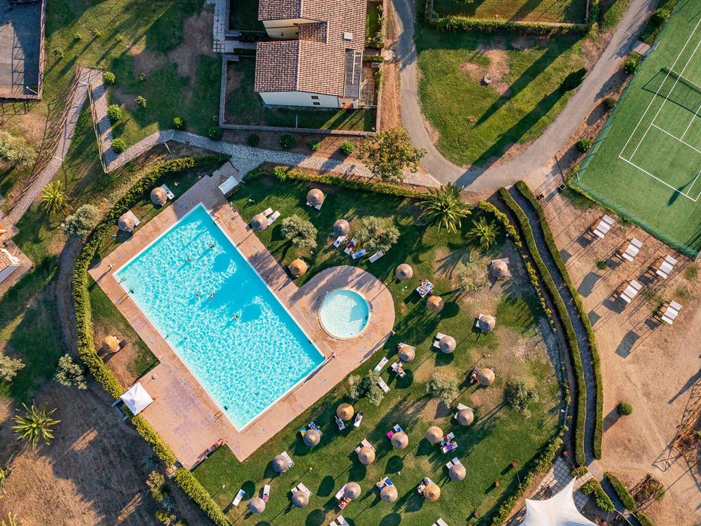 Ferienwohnung in einer Residenz mit Pool und Grünanlage