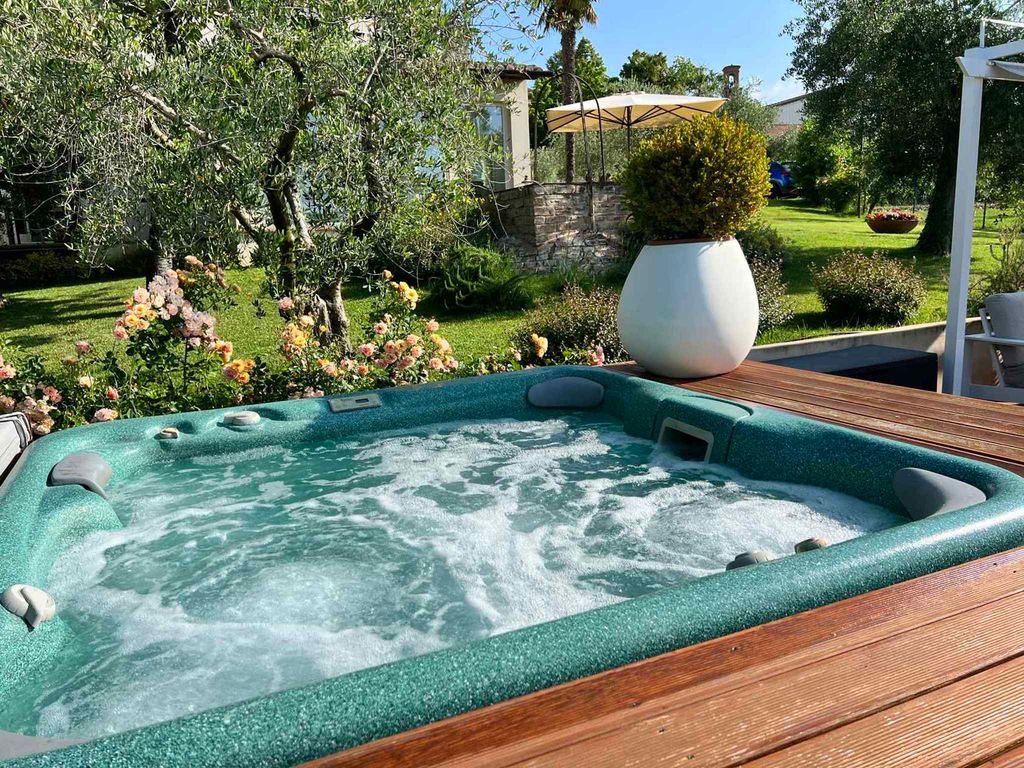 Ferienhaus mit Pool, Whirlpool und Sonnensolarium