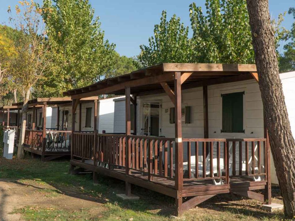 Mobilehome mit Klimaanlage und Holzveranda