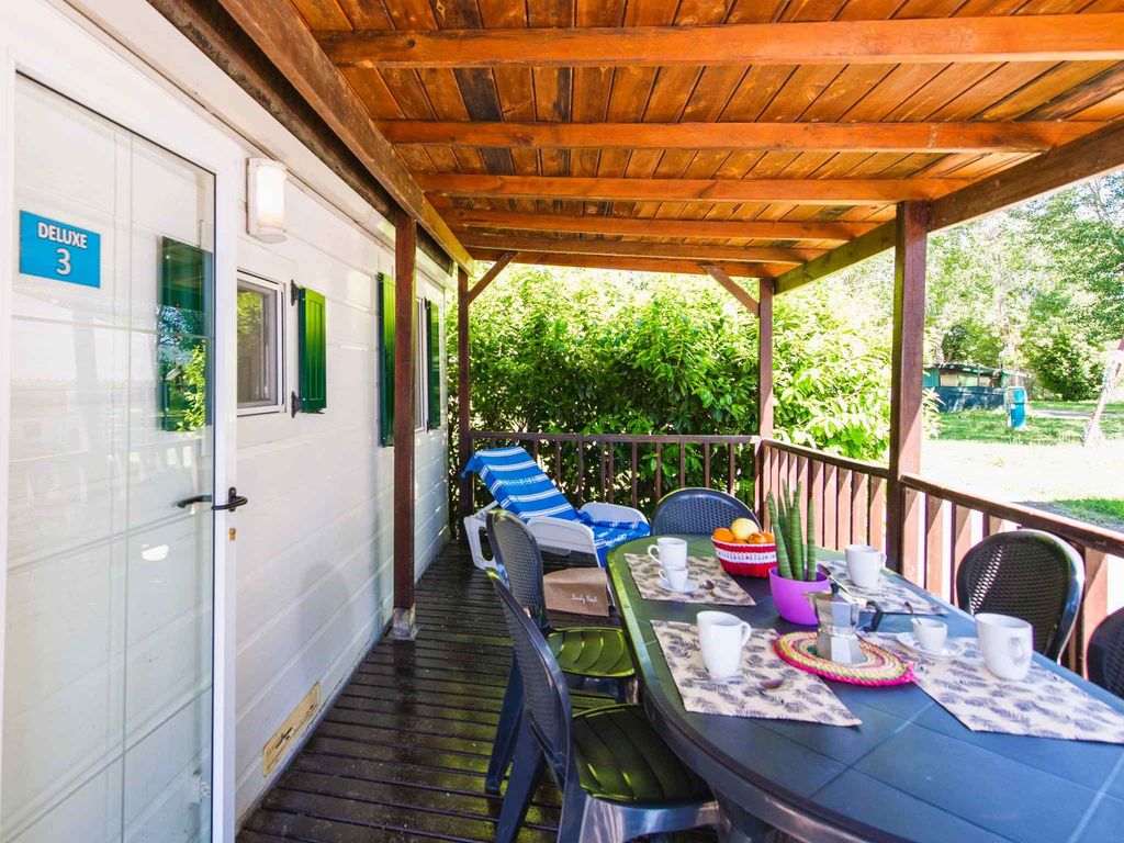 Mobilehome mit Klimaanlage und Holzveranda