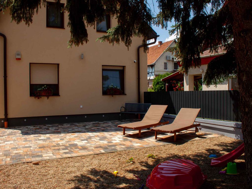 Ferienhaus mit Garten, Pool und Terrasse