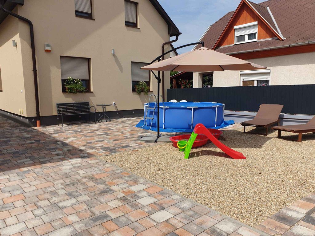 Ferienhaus mit Garten, Pool und Terrasse