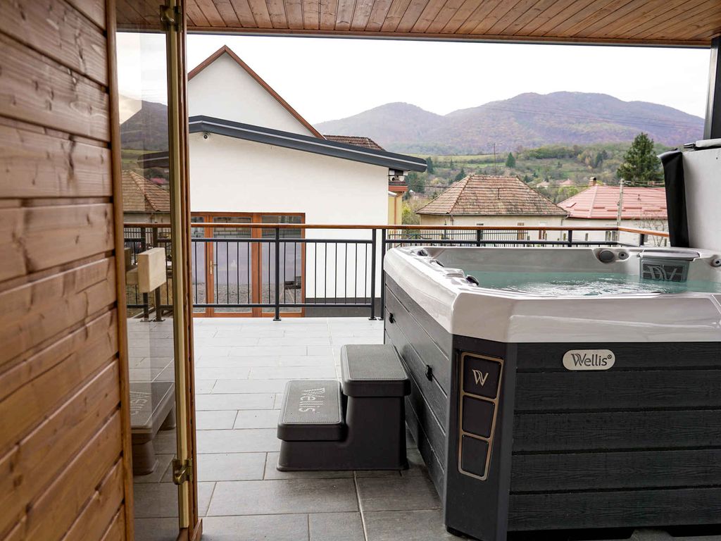 Ferienhaus mit Sauna, Whirlpool, Klimaanlage und großem Garten